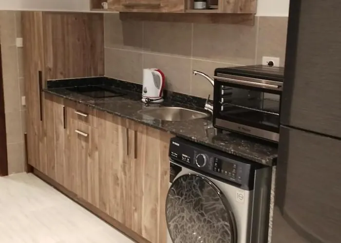 Luxury Studio, Pool, Private & Close To Airport Апарт-отель 3*