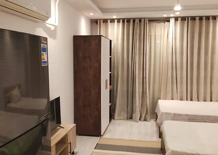 Luxury Studio, Pool, Private & Close To Airport