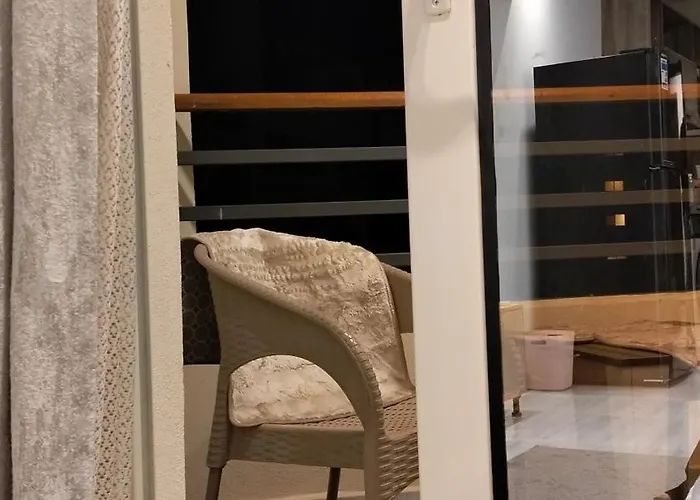 Luxury Studio, Pool, Private & Close To Airport Apart Otel