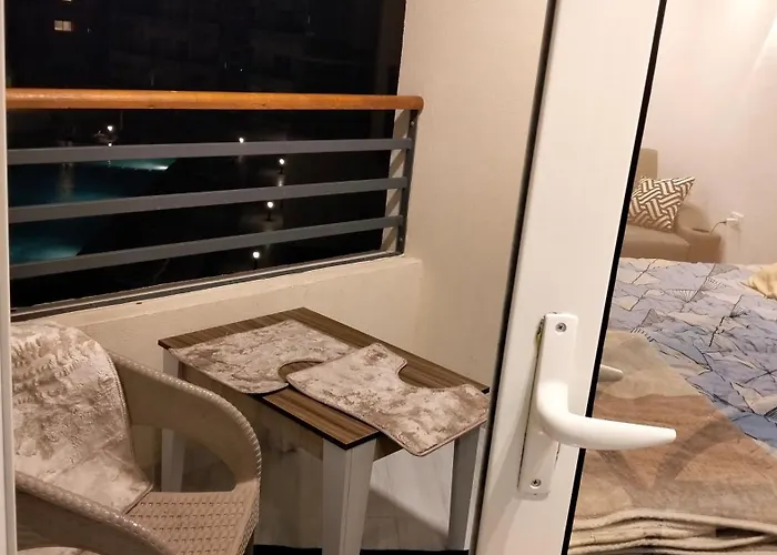 Luxury Studio, Pool, Private & Close To Airport 3*