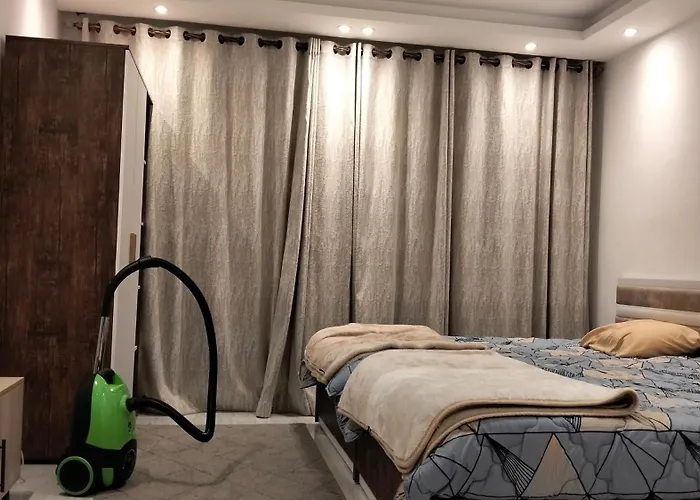 Luxury Studio, Pool, Private & Close To Airport Apart Otel