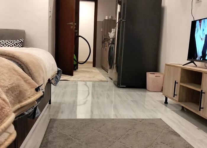 Luxury Studio, Pool, Private & Close To Airport Apart Otel