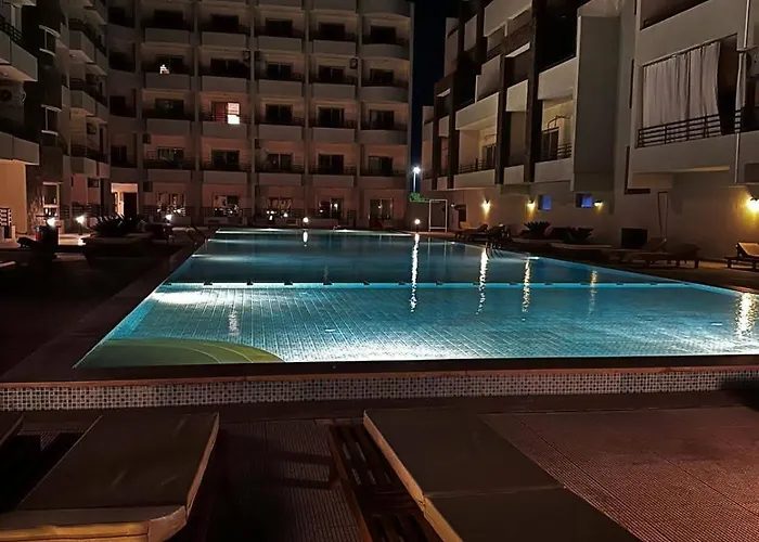 Luxury Studio, Pool, Private & Close To Airport Apart Otel 3*